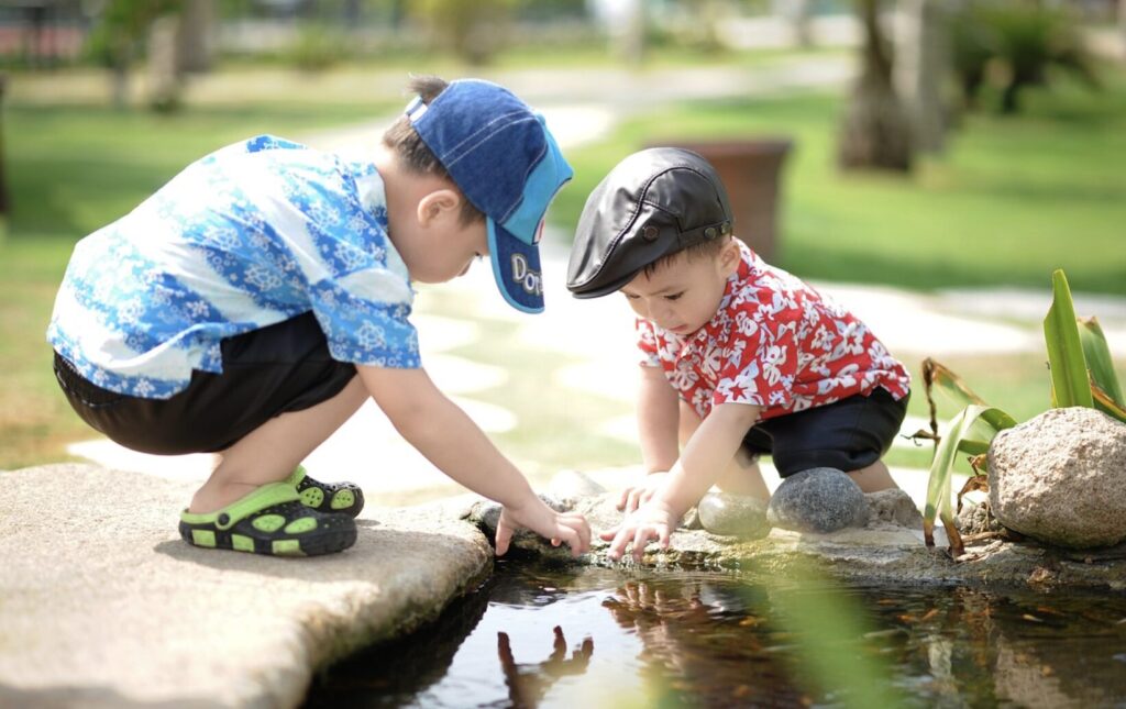 前述にも述べていますが、なんと言ったって”安い、洗いやすい、思いっきり使える”の3拍子が揃っているダイソーのトレーニングコップでの練習が一番という声が多いです‼︎

ダイソー以外のトレーニングコップもいくつかありますが、重かったり、パーツが多かったりと練習時の親のストレスになるようなものもあります。

子どものほんの一時期に活躍するものです。さらに物を投げ飛ばす時期です。

練習の際は、まさにダイソーのトレーニングコップのように安くて思いっきり使えるものが大活躍するのではないでしょうか!

続いて、コップ飲み練習のステップをご紹介します。

コップ飲みのおすすめの方法3STEP‼︎

コップ飲みを効率よく習得するには、おすすめの練習方法があります。

3STEPでコップ飲み完了です‼︎

口にスプーンで飲み物をつける

トレーニングコップで飲ませてみる

フタを取り普通のコップとして飲ませてみる

STEP1　口にスプーンで飲み物をつける

スプーンで飲み物を掬い、口につけます。

まずはスプーンに乗せることで、どのようなものがコップに入っているのかを視覚的に確かめられるのです。

そして口で確かめると、液体が口に入ってくる感覚が掴むのが早くなります。さらにコップで飲むことへの抵抗感もなくせます。

突然思いもよらないものが口に入ってくるので、抵抗感をなくすことは一番重要かもしれませんね‼︎

何度も練習すると、すすって口からこぼれないようにする動作が自然に身に付きます。

STEP2　トレーニングコップで飲ませてみる

スプーンに慣れたら、トレーニングコップを試してみます。

ダイソーのトレーニングコップは、フタ部分の小さな穴からちょろちょろとお水が出てくる仕組みになっているので、落としたり倒したりしてもこぼれにくいのです‼︎

まさに練習にはぴったりですね。

両サイドからこぼれにくいのもポイントです‼︎

STEP3　フタを取り普通のコップとして飲ませてみる

トレーニングコップが成功したら、次はコップにチャレンジです。

コップに入れる飲み物は、小さじ1〜2杯程度にするとより溢しにくいです。

最初は傾け加減も難しく、パパママが手を添えたり傾けの補助をしたりして角度を調整してあげてください。

量は徐々に増やしていけるといいですね‼︎

この３ステップがコップ飲みの一番のおすすめの方法となります。

進むスピードにはもちろん個人差がありますが、その子その子のペースに合わせて、焦らずおすすめの方法を試してみてください‼︎