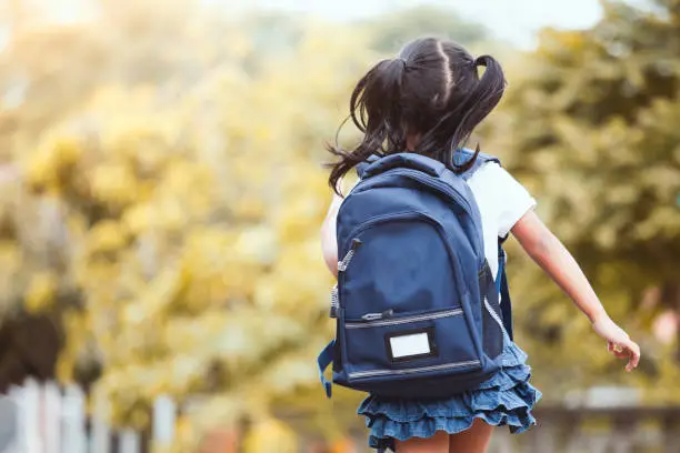 私は小学生の子どもとディズニーに行きたいママです。

小学生と行くディズニー、何を持って行けばいいかな?

子どもが小学生になってからは初めてディズニーへ行くので、何を準備すればいいのか調べてみることにしました。

ディズニーでの思い出作りの成功は、入念な持ち物準備にかかっていますよね。

特に小学生連れのディズニー旅行では、天候変化や体力面への配慮が大切です。

調べてみると、小学生ならではの持ち物、季節別の準備アイテムがあることがわかりました。

この記事では、ディズニーで小学生と一緒に快適に過ごすための必須アイテムや便利グッズを詳しく紹介します。

さらに、季節別の準備アイテムや荷物を減らすコツと、ディズニーならではの安全対策グッズも紹介します。

事前準備をしっかり整えて、当日は思いきり楽