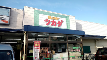 塚田商店の干し芋は、「マツコの知らない世界」2024年10月29日放送の”北関東スーパーの回”で紹介されました。

塚田商店はもともと茨城県筑西市に1店舗ある、超地域密着型スーパーでした。

スーパー激戦区の中、冬になると品切れになる干し芋を自社製造自社販売を開始、今ではふるさと納税ランキング1位を獲得したこともある大人気商品になりました。

マツコの知らない世界でマツコが絶賛した通り、しっとり甘すぎない上品な美味しさが特徴です。

塚田商店の干し芋はどこで買える?口コミは？

ネットでは塚田商店の公式サイト・楽天市場・Amazon・Yahooショッピングで干し芋を購入することができます。

どこで買っても値段は変わらないので普段使い慣れたところで買えてうれしいですね！

ただ公式サイトでは定期便を購入することができます。定期便を申し込むと、最大10%割引など以下の特典が付いています。

塚田商店　定期便の特典累計のご購入金額に応じたランクアップ制度初回は10％割引
2回目～5％割引
総額3万円以上で7割引
総額10万円以上で10％割引全国送料無料何度でも何個でも定期便ならずっと送料無料お届け頻度が選べる毎月・2カ月毎・3カ月毎から選べる変更も自由にできるお届け先を変更したり、商品の種類や数も変更できるスキップも可能決済日1日前までに手続きをするとスキップ可能
※一時停止機能あり（再開をするまではスキップ状態になる）

定期便でも送料がかからず自由に変更ができるので申し込みやすいですね！

ただ、以下の注意点もあります。

定期便の注意点

定期便は定期便対象の商品のみに限られる

定期便を解約するには、初回を含む3回以上の購入が必要

キャンペーンクーポン等は使えない

キャンペーンクーポンが使えないとなると残念な気がしますが、定期便であれば割引が効いてくるので定期的に購入する人にはお得ですね!

定期便の商品5つです。（価格は10％割引後の値段です）

茨城県産紅はるか 干し芋 平干し 標準品 1,500g(のし/ラッピング可)茨城県産紅はるか 干し芋 平干し 標準品 1,000g(のし/ラッピング可)茨城県産紅はるか 干し芋 平干し 訳あり品 800g茨城県産紅はるか 干し芋 平干し 標準品 800g茨城県産紅はるか 干し芋 平干し 標準品 食べ切りセット 100g×4袋¥4,392（税込）¥3,312（税込）¥2,232（税込）¥2,592（税込）¥1,692（税込）

たくさん入った箱入りのものから小さく小分けされたものまで、自分に合った量が選べそうです!

また店頭でも直接購入できますよ。マツコの知らない世界でも店内が紹介されていました。

【店頭での直接購入先】
スーパーツカダ(有限会社塚田商店)
〒308-0102 茨城県筑西市黒子201
TEL：0296-37-6802(平日 9:30-18:00)
FAX：0296-37-7290
営業時間 9:30-20:00

昭和39年3月9日創業の地元密着型のスーパーで、看板商品はやはり干し芋です。

塚田商店の干し芋は、土からこだわっった地元茨城県産の紅はるかを使っています。紅はるかは糖度が非常に高く、蒸すと糖度40度以上にもなり上品な甘さとしっとりとした食感が味わえます。

塚田商店の干し芋はすべて手作業で作られています。保存料や着色料などの添加物不使用ということで安心して食べられますね。

干し芋は見た目や食感などによって以下のようにランク付けされています。

1位　贈り物向け特選品色や形が良いものを厳選。甘味は標準とかわらない。2位　標準品初めて干し芋を買うなら標準品がおすすめ。3位　1番甘いB級品甘みが1番強く独特の風味がある。色が黒っぽいのは完熟の証。4位　端っこ好きに切り落し甘味は標準と同じ。細かいサイスが入っている。5位　食感抜群のシロタ部分的に白い部分があり、噛みごたえのある食感。6位　その他お買い得品蒸したサツマイモを丸々干した丸干し。ねっとりとした食感。

甘みや食感が違う商品があり食べ比べしてみたくなりますね。

では塚田商店の干し芋を実際に買った人の口コミを紹介します。

自然な甘みで柔らかさもちょうど良く、少しお値段はしますがまたリピートしちゃいそうです！（Amazonユーザー）

平切りの物を購入してみました。 平切りは、そのままでも美味しいですが、少し炙って食べると柔らかくなっておいしかったです。（Amazonユーザー）

口コミを見てみると、とにかくリピート率の高さに驚きました。一方でこのような声もありました。

2回目が今日届き黒く固く愕然としました。コメントを見ていると同じ方がいらっしゃるので、たまたまではないのでしょうか？（Yahoo!ショップユーザー）

やはり自然のものなので時期によっては当たりはずれがあるのかもしれませんね。

しかし総合的にみると、楽天市場・Amazon・Yahooショッピングでの口コミ評価は4以上と高評価でした。

干し芋の保存方法

塚田商店では、800g、1㎏、1.5㎏とたくさん入った商品も購入できます。いつでもおいしく食べられるように、塚田商店おすすめの干し芋の保存方法をお伝えします。

STEP少量ずつラップで包む
できるだけ空気や湿気に触れないよう真空状態を目指ししっかりと包みましょう。

STEP小分けに包んだ干し芋をフリーザーバックに入れ空気を抜くようにチャックを閉める
乾燥・変色を防ぐことで美味しさが長持ちします。

STEP密閉した干し芋を冷蔵庫、または冷凍庫で保存する
冷蔵庫では2週間、冷凍庫では3ヵ月間保存できます。

密閉しない状態で保存すると冷凍やけを起こし、干し芋の中の水分が失われ味や風味が落ちてしまいます。

袋入りの商品は、未開封であれば2ケ月程度冷蔵保存ができます。化粧箱商品は冷蔵庫で賞味期限2週間、冷凍庫で3ヶ月保存できます。どちらも開封後は早めに食べきりましょう。

食べるときは、冷たいままでも、少し温めて柔らかくしても美味しく食べられます。

食べる時に簡単なのはうれしいですね!

\標準品・切り落し・シロタ・B級品を食べ比べ‼/